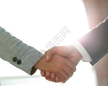 商业界人士在现代办公室握手图片