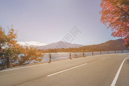 美丽的秋天路风景与湖和山风景背旅行交通公路旅行图片