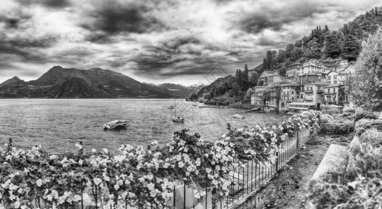 意大利科莫湖东岸风景如画的瓦伦纳村全景图片