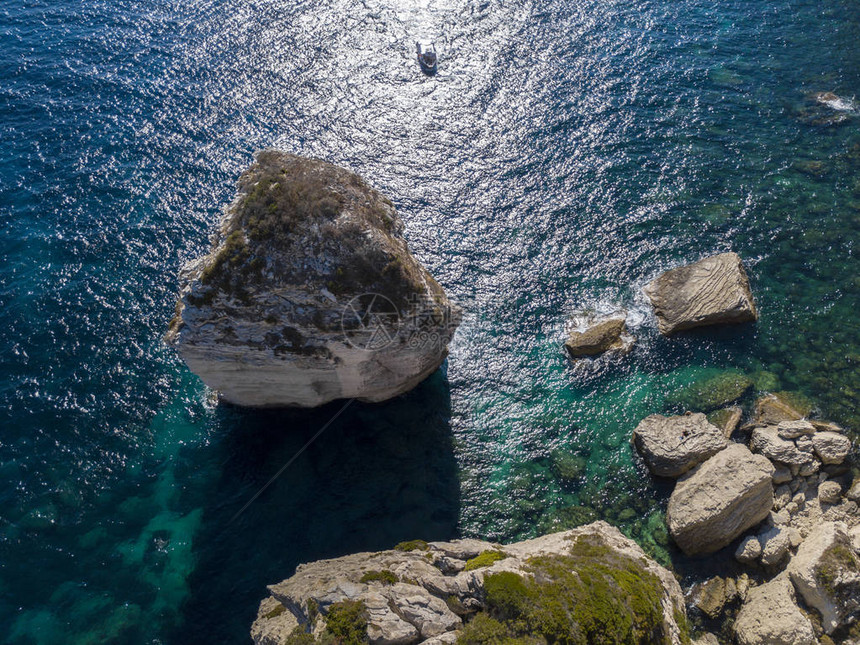 白色石灰岩悬崖悬崖上的鸟瞰图博尼法乔与游客一起航行的小船法国科西嘉岛博尼法乔海峡将科西嘉岛图片