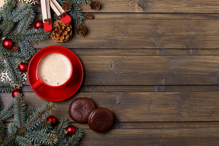 咖啡和饼干与木制背景上的新年装饰图片