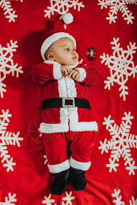 穿着圣诞老人服装的可爱新生儿圣诞肖像图片