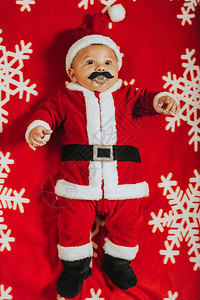 穿着圣诞老人服装的可爱新生儿圣诞肖像图片