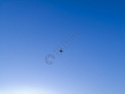 两架喷气式飞机和两架喷气发动机图片