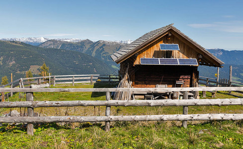 在奥地利西卡林西亚的阿尔卑斯山地貌高原牧场上图片