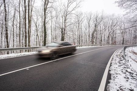 在寒冷的冬天的雪路图片