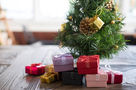 礼物盒和装饰圣诞树圣诞派对的礼品盒12月的节日图片