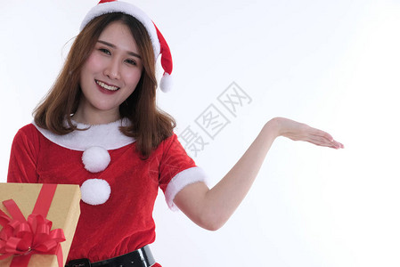 圣诞老人穿着白色上的亚洲女人的肖像礼品盒的女孩圣诞假期圣诞快乐图片
