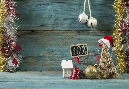 圣诞装饰与圣诞老人帽子和黑板与木制背景折扣图片
