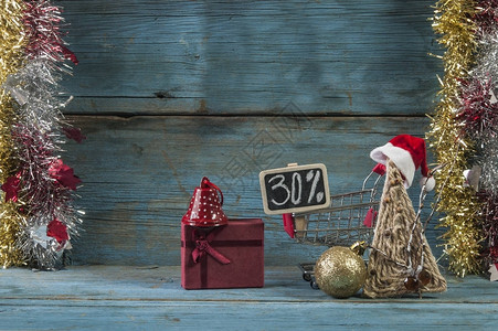 圣诞装饰与圣诞老人帽子和黑板与木制背景折扣图片