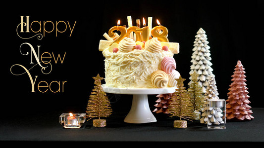 2018年新快乐展品蛋糕装饰在节日桌上的白巧克力霜饼图片