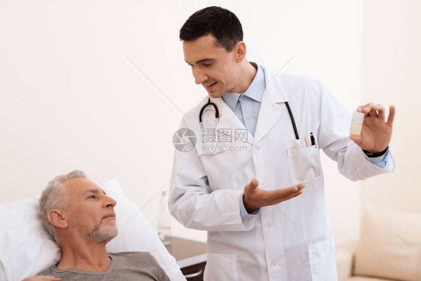 老人躺在内科病房的一张小床上图片