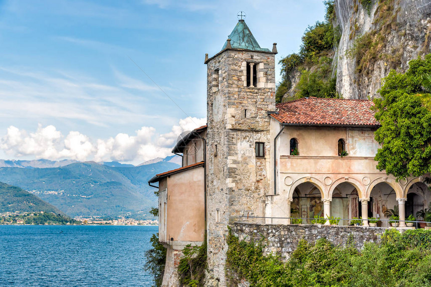 SantaCaterinadelSasso的Hermitage是直接在意大利LeggiunoMaggiore湖上图片