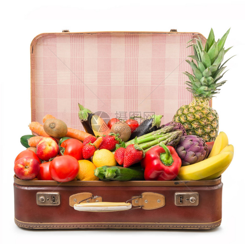 装满水果和蔬菜的旧手提箱图片