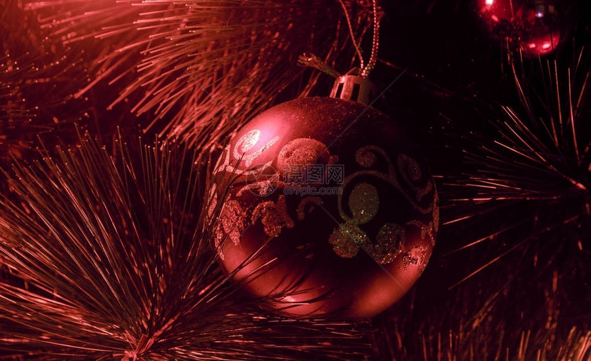 圣诞树上的圣诞玩具明信片空白间的装饰品冬天背景除夕背景图片
