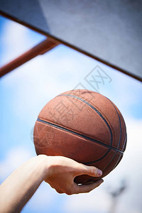 拿着篮球特写镜头的人图片