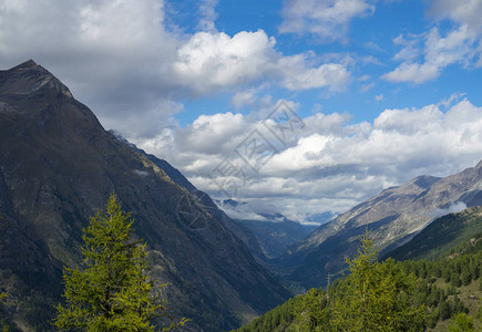 瑞士戈尔内冰川周围的山脉图片