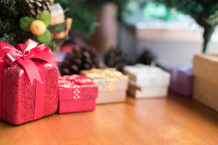 礼物盒和装饰圣诞树圣诞派对的礼品盒十二月的新年图片