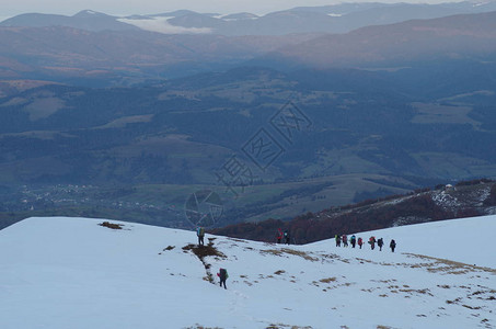 雪中山区冬季风景足迹图片