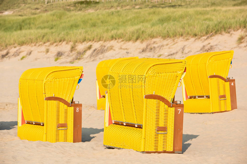 德国北部的沙滩柳条椅strandkorb图片