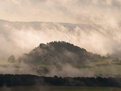 秋季自然寒冷潮湿的早晨隐藏在浓雾中的森林山丘的轮廓对丘陵边和山峰图片