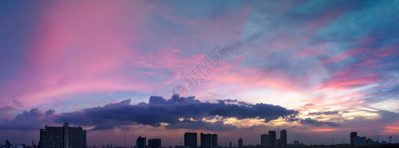 暮色天空和云彩在城市的日落全景图片