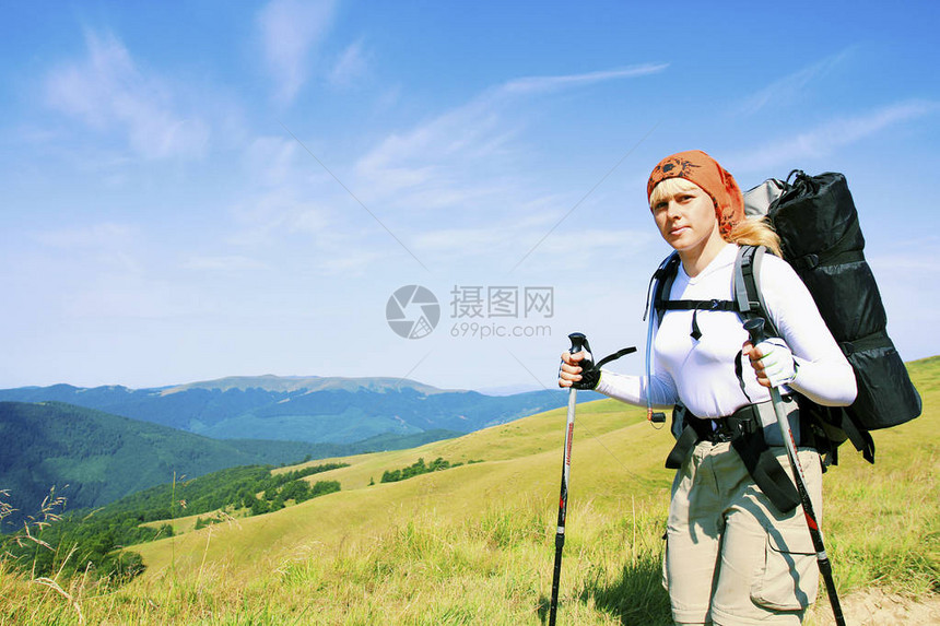 夏天背着包和帐篷在山上徒步旅行图片