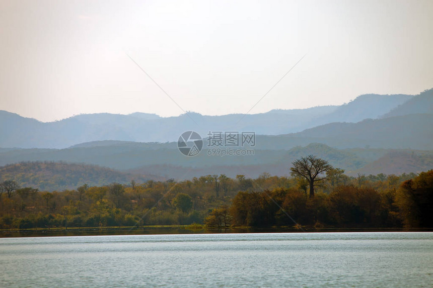 Kariba湖的海岸图片