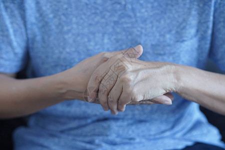 关节炎老人和在家遭受痛苦的老年妇女图片