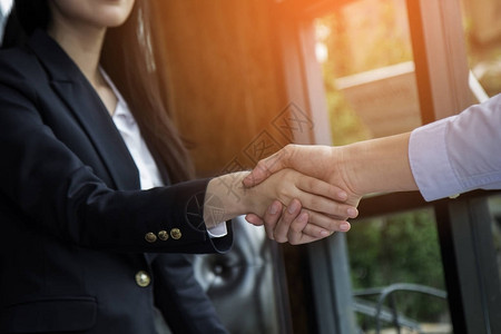 好交易关闭两个在工作的地方握手的商人伙伴概念和成功的商业团队图片