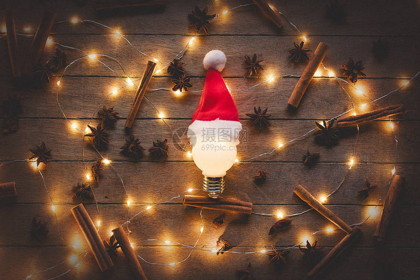 圣诞灯光和灯泡在圣诞老人帽子中图片