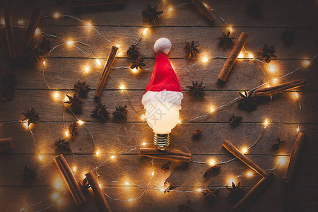 圣诞灯光和灯泡在圣诞老人帽子中图片