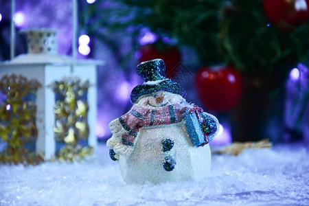 雪地里的雪人圣诞装饰图片