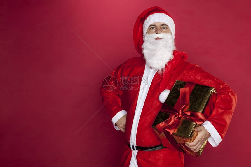 手上拿着礼物的圣诞老人在他图片