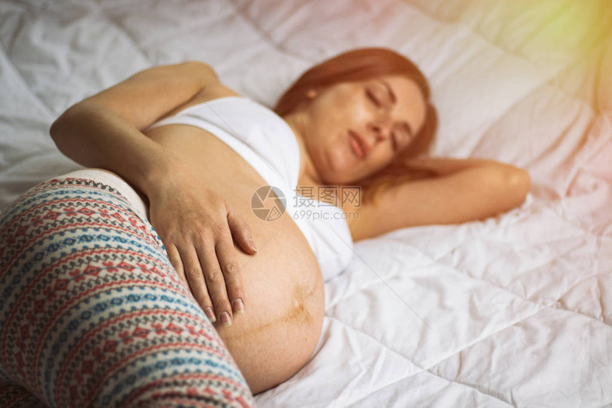 孕妇睡觉专注在手图片