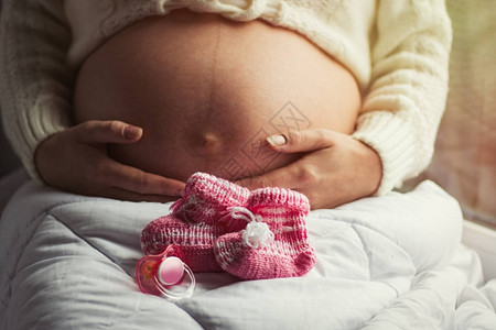 孕妇用手抱着肚子图片