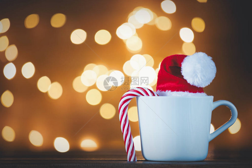 白茶或咖啡带糖果甜筒和圣诞图片