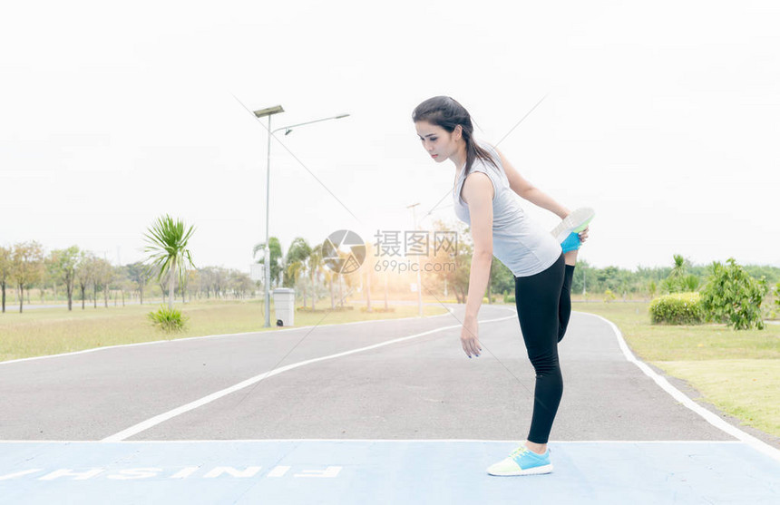 美女在健康公园跑步前锻炼身图片