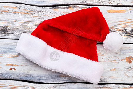 木制背景上的圣诞老人帽子旧仿古木制背景上的红色圣诞老人图片