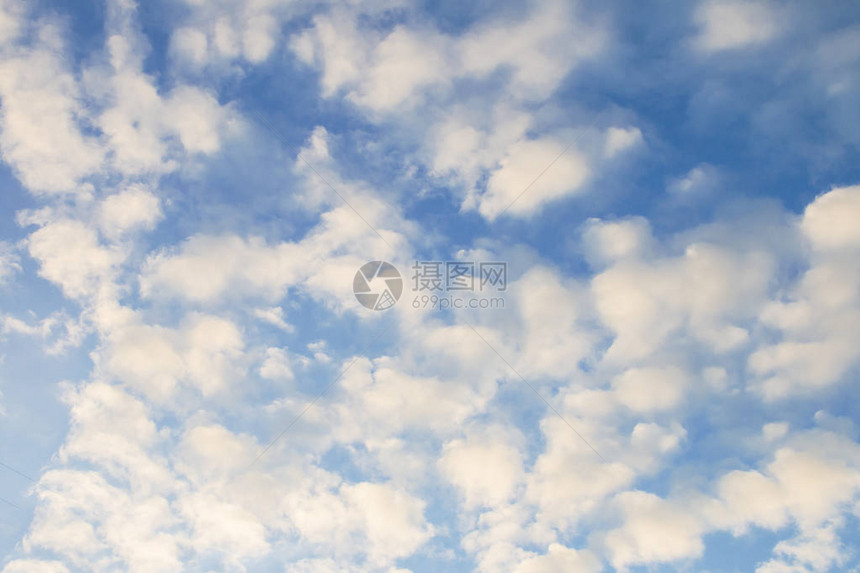 蓝色天空中的阿尔图库卢云图片