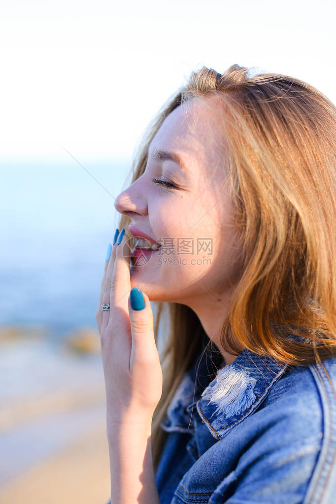 有魅力的女人与迷人的的特写肖像的肖像图片