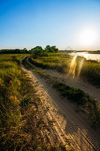 日落时沿河夏季风景的图片