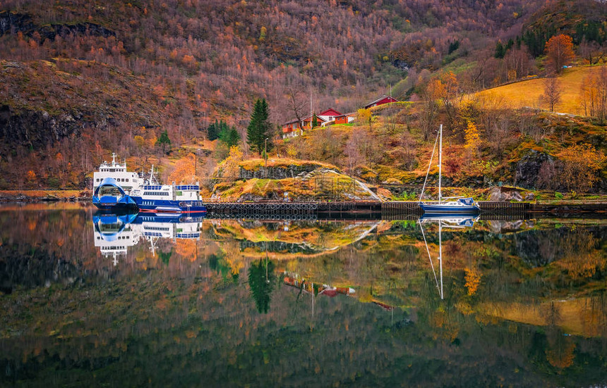 大型客轮渡和小船停靠在挪威小村庄Flam海岸港图片