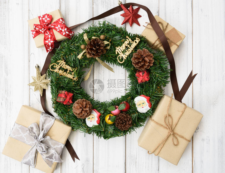 圣诞花圈装饰与礼品盒图片