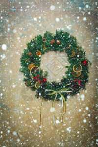 新年圣诞雪概念新年装饰圣诞枞树花环米色纹理墙背景上的装饰圣诞晚会庆祝活动寒假和背景图片