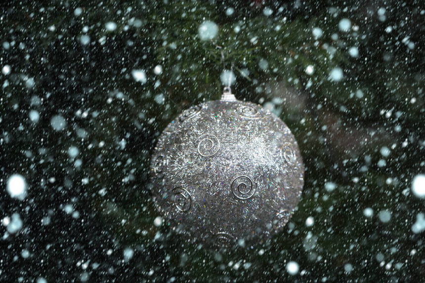 新年圣诞雪概念挂在圣诞树上的银球圣诞节和新年装饰和装饰品图片