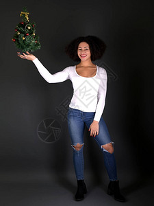 有圣诞树的美国黑人妇女图片