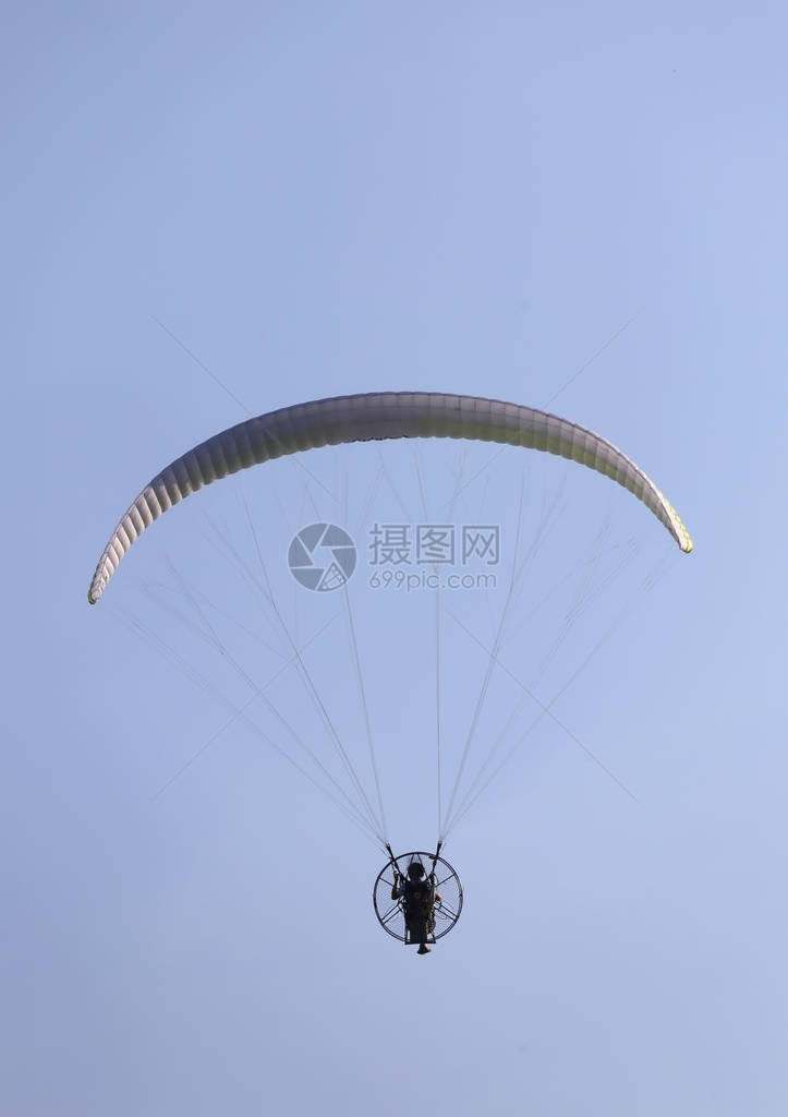 乘着大型螺旋桨的机动滑翔机在空中高飞图片