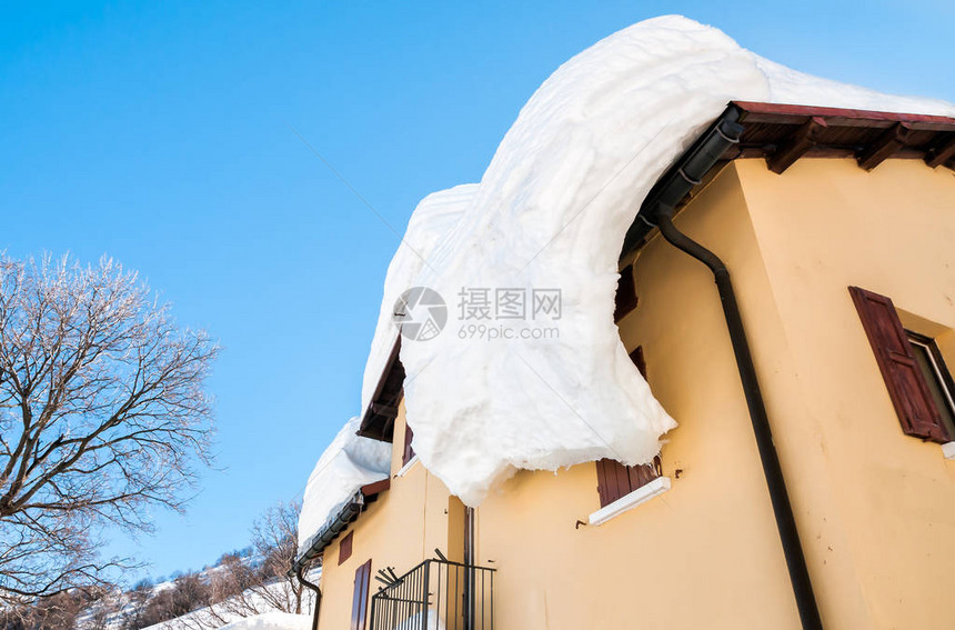 房子的屋顶被冬季山图片