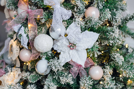 点缀圣诞树装饰白花特写图片